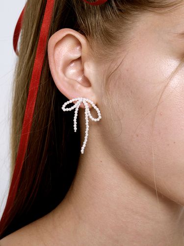 Tiny Pearl Bow Earrings - MONDAY EDITION - Modalova