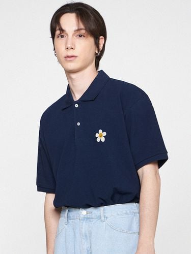 Unisex] Flower Embroidery Polo Shirt _ - GRAVER - Modalova