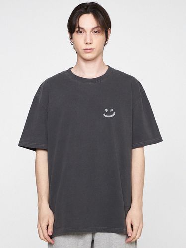 Unisex] Small Drawing Smile Pigment T-Shirt - GRAVER - Modalova