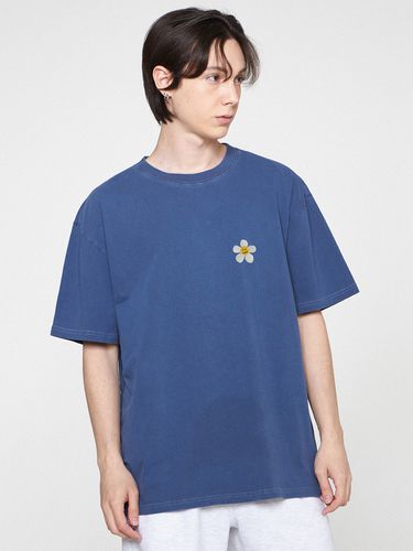 Unisex] Flower Smile Embroidery Pigment T-Shirt - GRAVER - Modalova