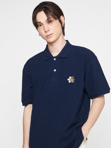 Unisex] Flower Bear Embroidery Polo Shirt _ - GRAVER - Modalova