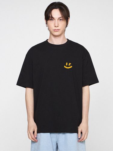 Unisex] Spray Small Drawing Smile T-Shirt - GRAVER - Modalova