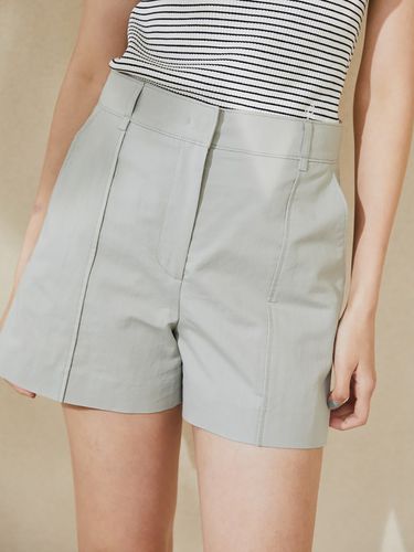 Line Point Shorts_Light Khaki - kuho plus - Modalova