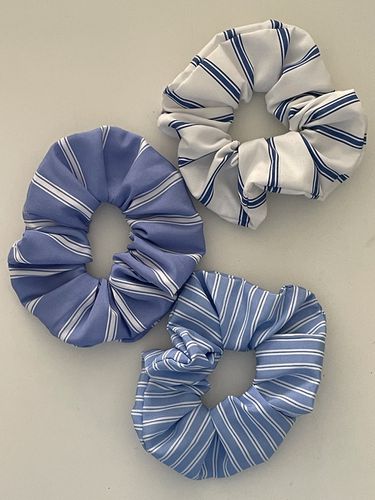 Stripe Scrunchie - OUI SAY YES! - Modalova