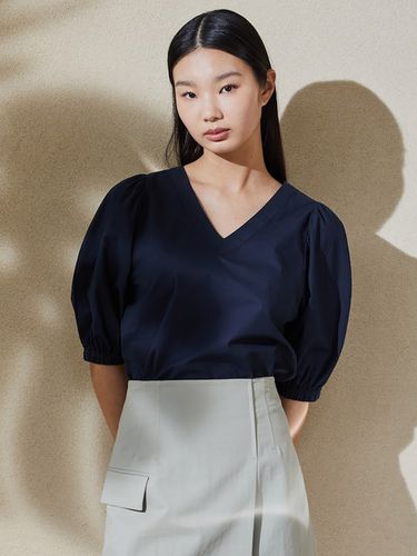 Signature V-neck Volume Blouse_Navy - kuho plus - Modalova