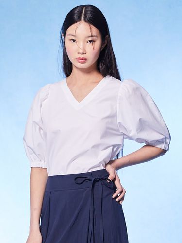 Signature V-neck Volume Blouse_White - kuho plus - Modalova