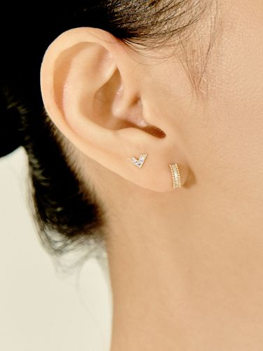 V Dense CZ Stud Earrings #Cap06_ Gold - LUNNE - Modalova