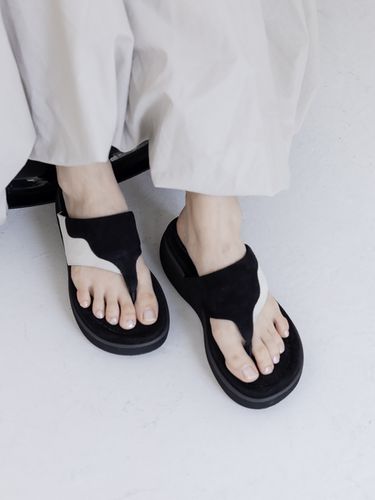 Mare Flip Flops_Black And White - cahaya - Modalova