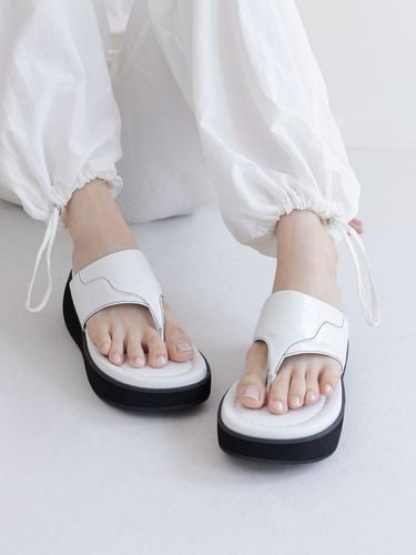 Mare Flip Flops_White - cahaya - Modalova