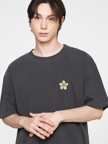 Unisex] Flower Smile Embroidery Pigment T-Shirt - GRAVER - Modalova