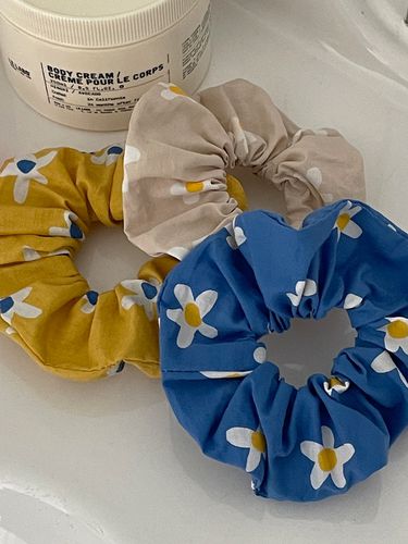 Daisy Scrunchie - OUI SAY YES! - Modalova