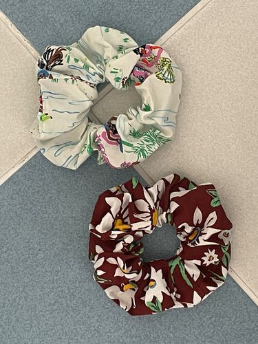 Summer Pattern Scrunchie - OUI SAY YES! - Modalova