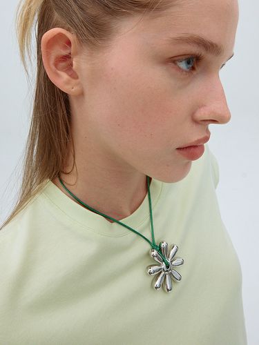 Mardi x ME Bloom Daisy Drop Knot Necklace_Green - MONDAY EDITION - Modalova