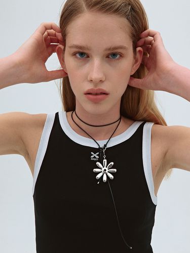 Mardi x ME Bloom Daisy Knot Necklace_Black - MONDAY EDITION - Modalova