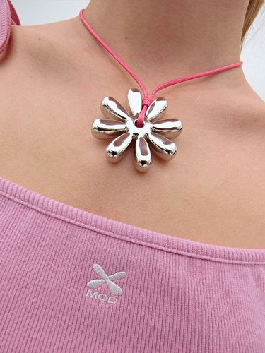 Mardi x ME Bloom Daisy Drop Knot Necklace_Pink - MONDAY EDITION - Modalova