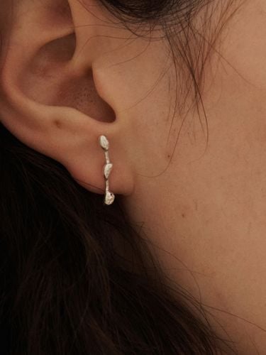 Lazy Dot Earring 002 - MONDAM - Modalova