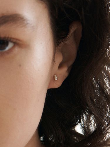 Lazy Dot Earring 001 - MONDAM - Modalova