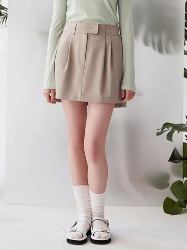 Two Tuck Mini Skirt _Beige - kuho plus - Modalova