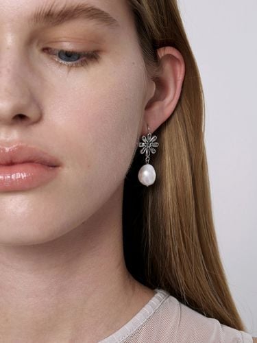 Daisy And Pearl Earrings - MONDAY EDITION - Modalova