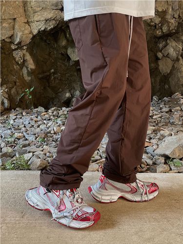 Wide Nylon String Jogger Pants_Brown - CLACO - Modalova