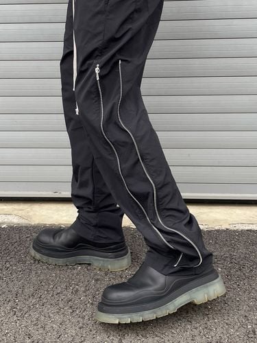 Wide Nylon Side Zipper Pants_Black - CLACO - Modalova