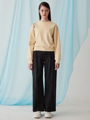 Cut-out Point Sweatshirt _Yellow - kuho plus - Modalova