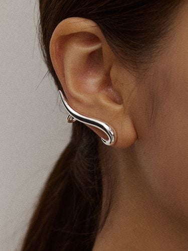 Silver Curve Earcuffs - viollina - Modalova