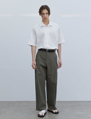 Side Pin Tuck Curved Pants (Khaki) - Trip LE Sens - Modalova