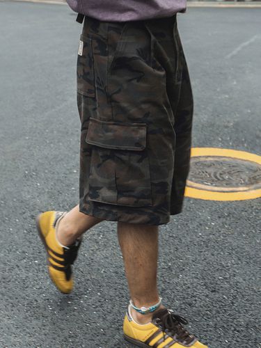 Cargo Bermuda Shorts (Camo) - karactor - Modalova