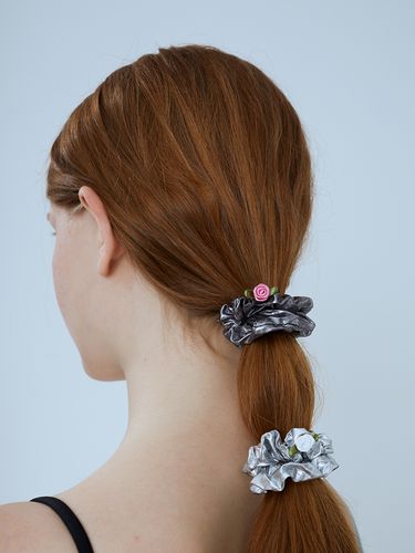 Rose Metal Scrunchie_Deep Gray - mellotory - Modalova