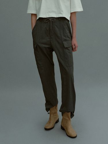 Jogger Silhouette Pants_Deep Khaki - OWN FEATURE COLOUR.OFC - Modalova