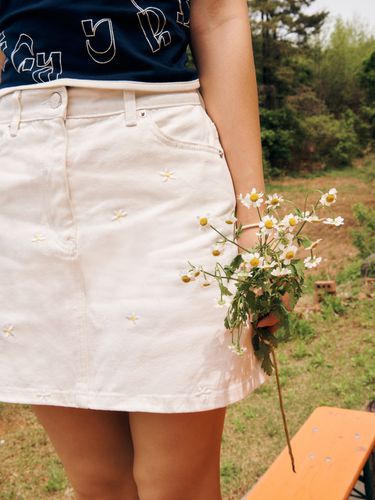 Daisy Flower Denim Skirt_White - DAISY SYNDROME - Modalova