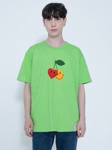 Big Cherry Smile Short Sleeve T-shirt_Green - GRAVER - Modalova