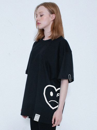 UNISEX] Side Drawing Heart T-Shirt _ 5 Color - GRAVER - Modalova