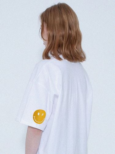 Elbow Dot Smile T-shirt_White - GRAVER - Modalova