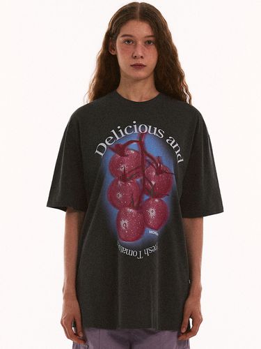 Fresh Tomatoes Over-fit Tee - MATCHGLOBE - Modalova