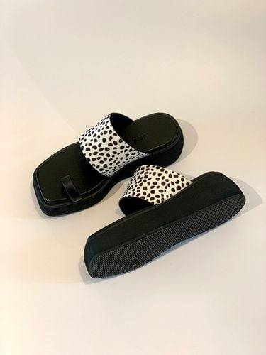 Jio Shoes_Dalmatian Black - then - Modalova