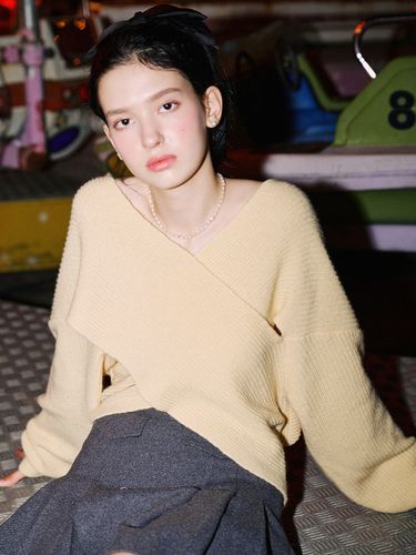 Twisted Flower Wool Collar Sweater_Yellow - LETTER FROM MOON - Modalova