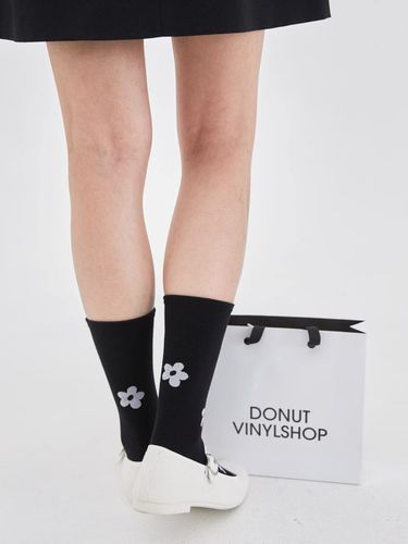 Flower Carpet Socks_Black - DONUTVINYLSHOP - Modalova