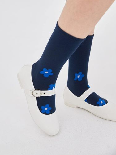 Flower Carpet Socks_Blue - DONUTVINYLSHOP - Modalova