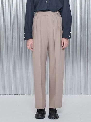 Curved Two Tuck Pants_Beige - kuho plus - Modalova