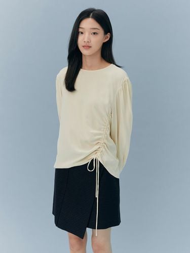 Side String Drape Blouse_Yellow - kuho plus - Modalova