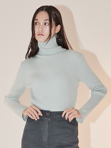 Essential Turtleneck Knit Pullover_Light Grey - kuho plus - Modalova