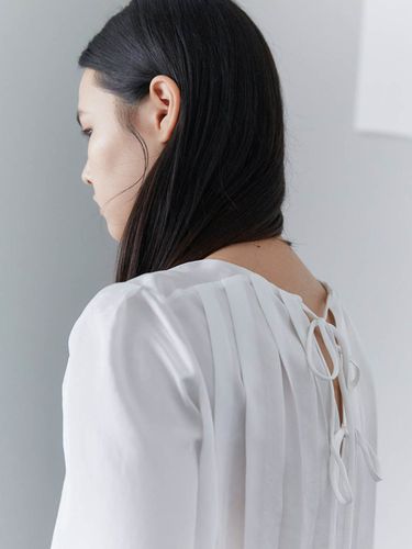 Back Tied Pleats Blouse_2 Colors - kuho plus - Modalova