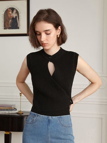 YY_Diagonal Cut Out Two Button Top - yyiam - Modalova