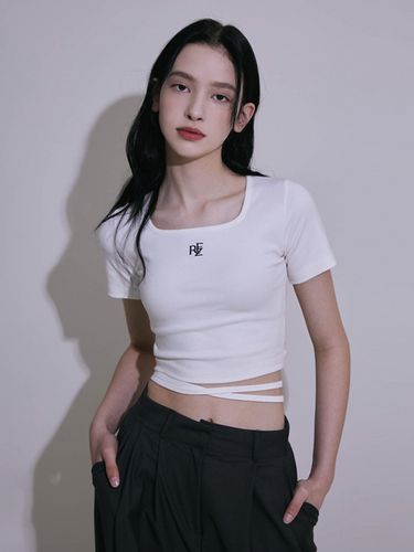 String Ribbon Crop T-Shirt - Rosefrantz - Modalova