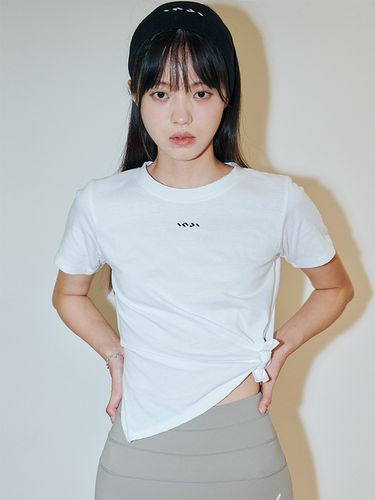 Side Slit Tied T-Shirt_White - INJIACTIVE - Modalova