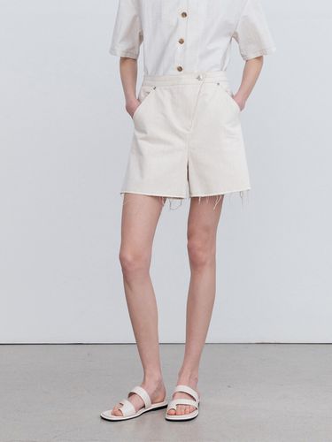 Frayed Hem Asymmetric Shorts - RE RHEE - Modalova