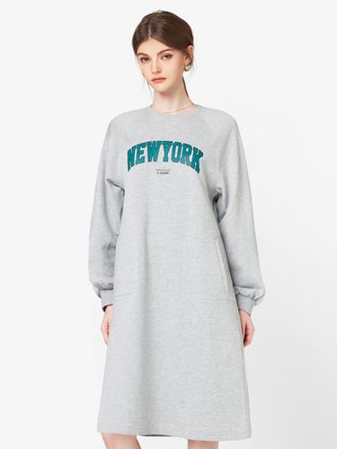 Loose Fit New York Dress () - AKIII CLASSIC - Modalova