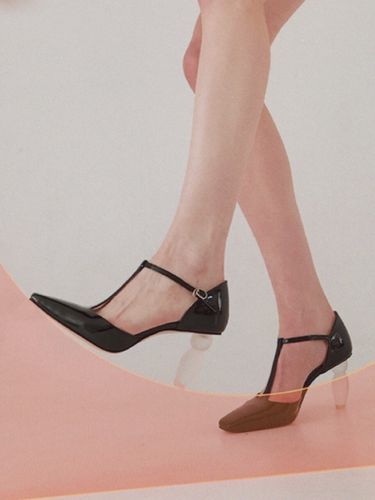 Objet T-Strap Pumps_Black - COMME SE-A - Modalova